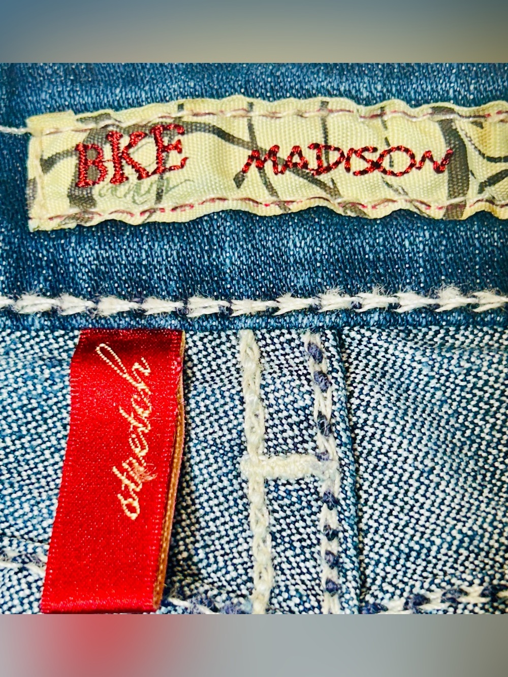 BKE Madison Denim Shorts Embroidered Flap Pocket Women’s Size 29 - Picture 3 of 6